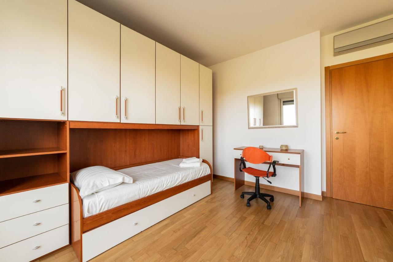 Milano Rogoredo Apt With Terrace! Appartement Buitenkant foto