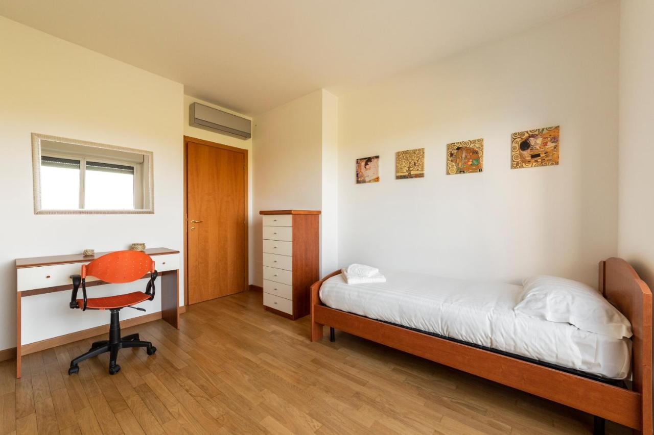 Milano Rogoredo Apt With Terrace! Appartement Buitenkant foto